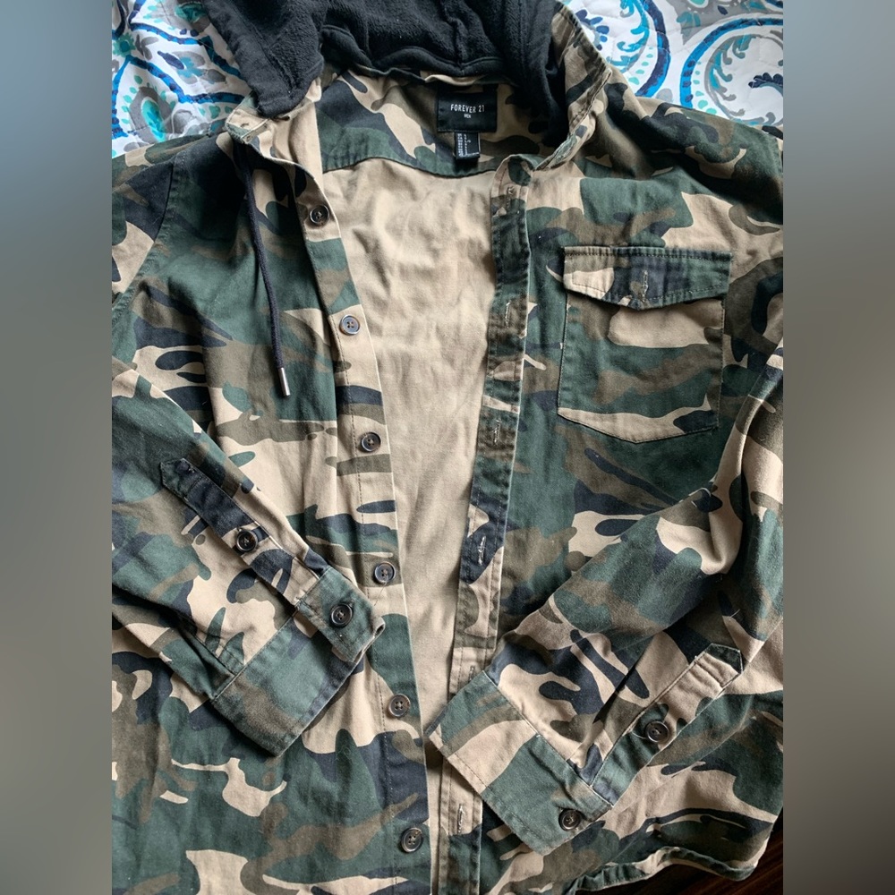 Forever 21 men’s lightweight camouflage button down shirt/jacket with hood